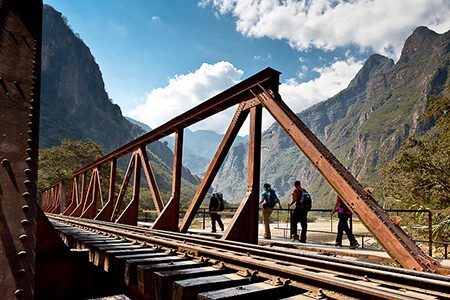 Un viaje en el que la aventura comienza mucho antes de pisar la ciudadela inca, Machu Picchu En Bus Tour